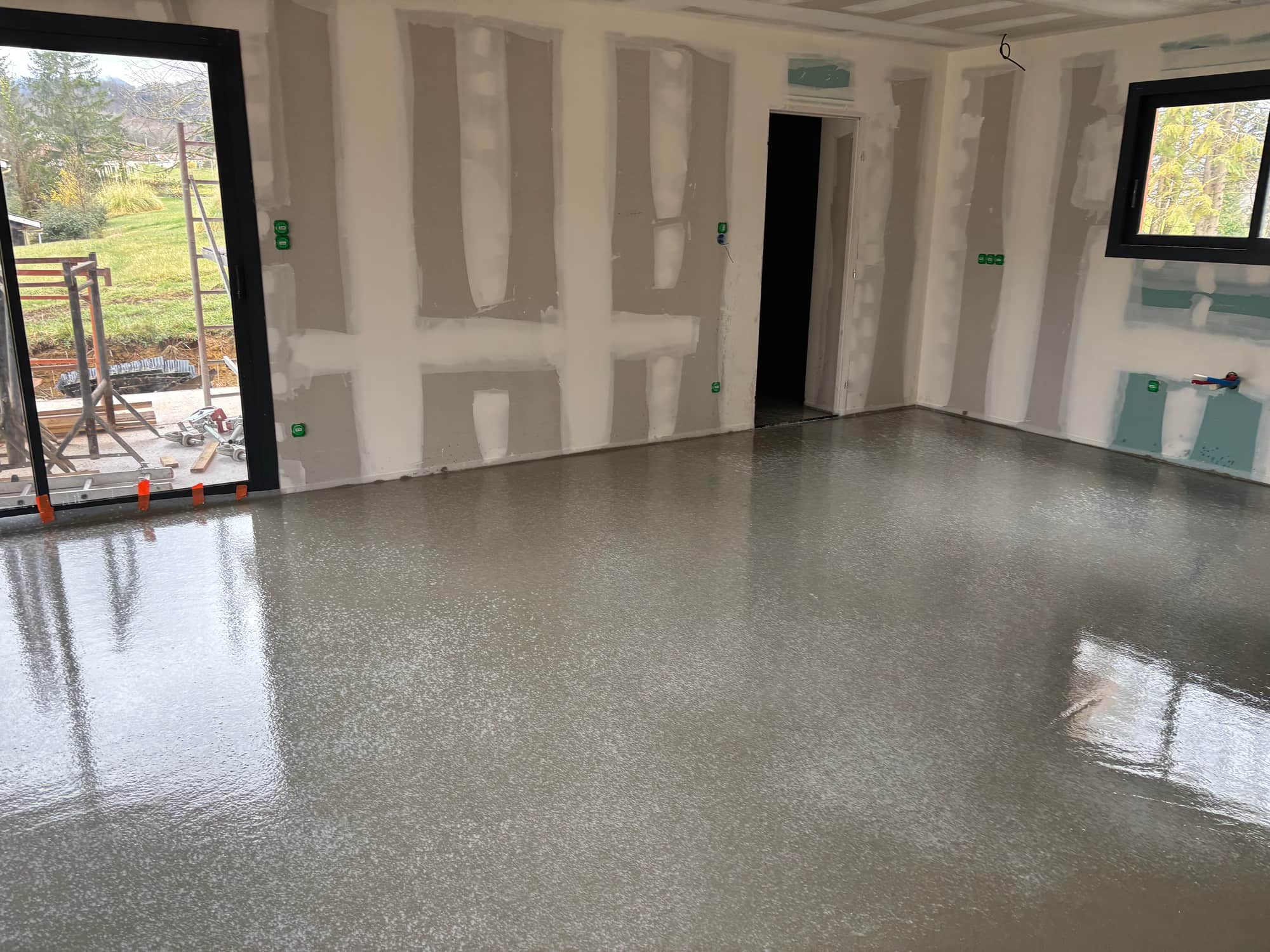 Coulage chape liquide ciment en salon — Villeneuve-d'Olmes, Ariège (09)